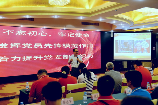 5，中共百色市田陽縣委黨校科研處主任、高級講師梁振耀現(xiàn)場講授黨課.jpg