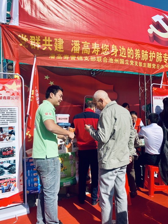 現(xiàn)場前來咨詢的市民.jpg