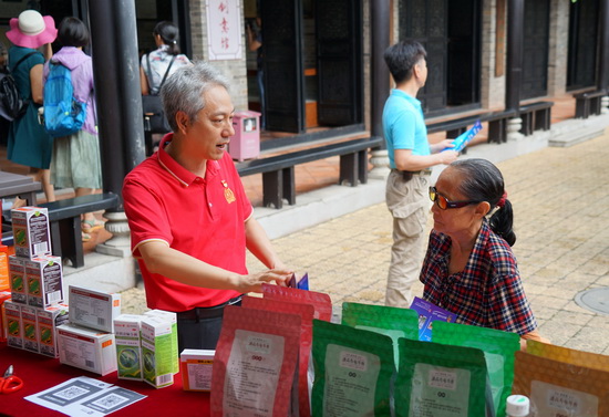 潘高壽傳統(tǒng)中藥文化傳承人盧其福向市民仔細(xì)講解2-1.jpg