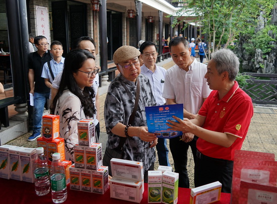 潘高壽傳統(tǒng)中藥文化傳承人盧其福向市民仔細(xì)講解3-1.jpg