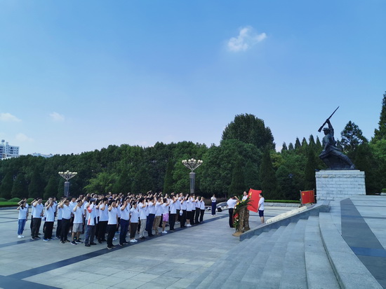 敬獻(xiàn)花圈 重溫入黨誓詞.jpg