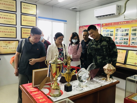 執(zhí)勤十中隊參觀學習4.jpg