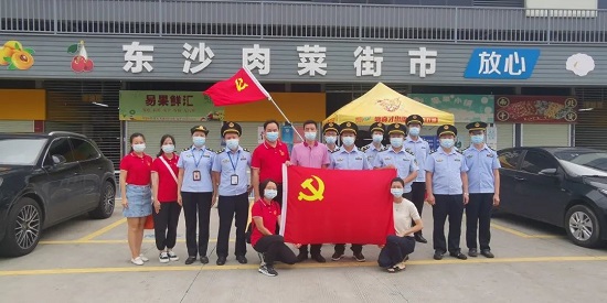 酷熱送清涼 心系群眾沁人心——白云山潘高壽職能三支部關(guān)懷慰問農(nóng)貿(mào)市場一線工作人員.jpg